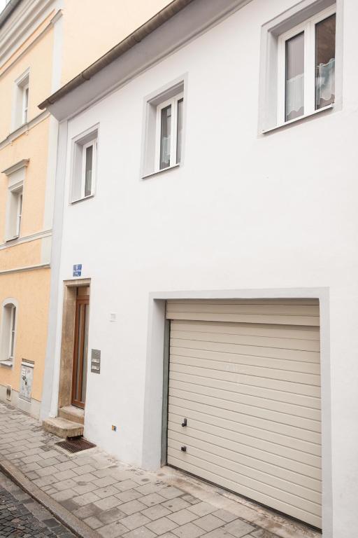 Außenansicht des Hauses mit Garagentor