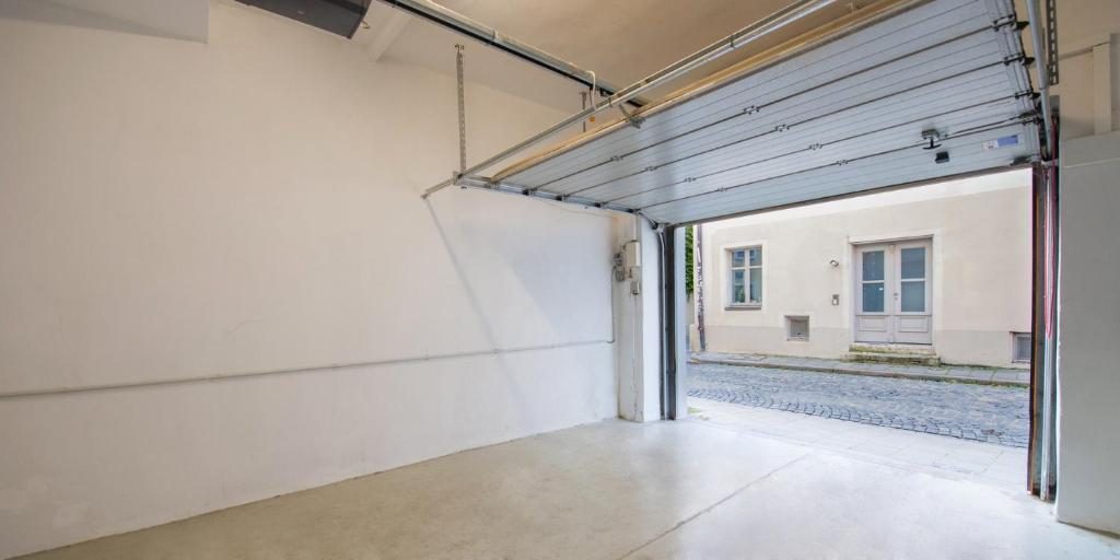 Blick aus dem Inneren der Garage nach draußen