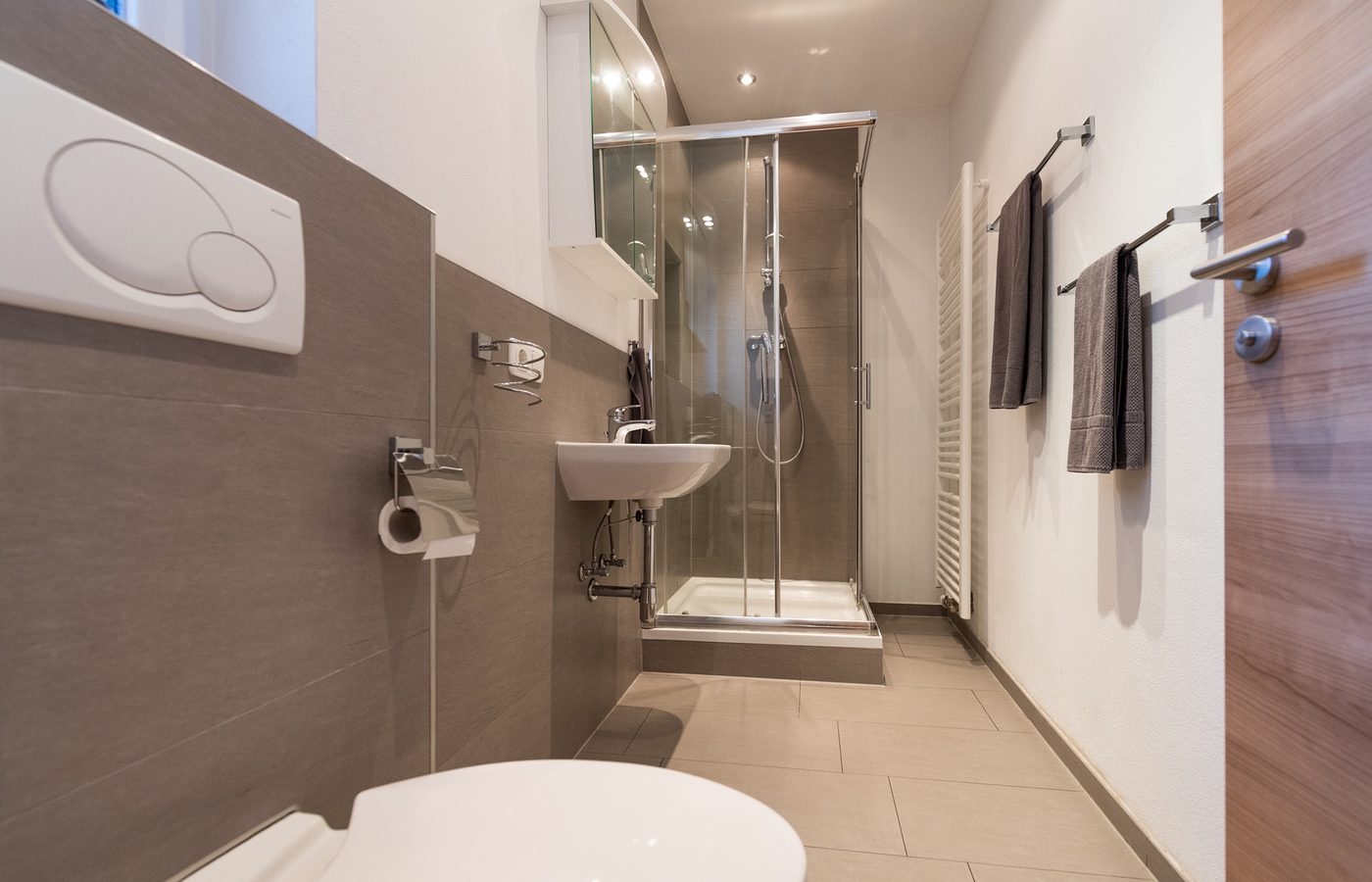 Bad mit Dusche und WC
