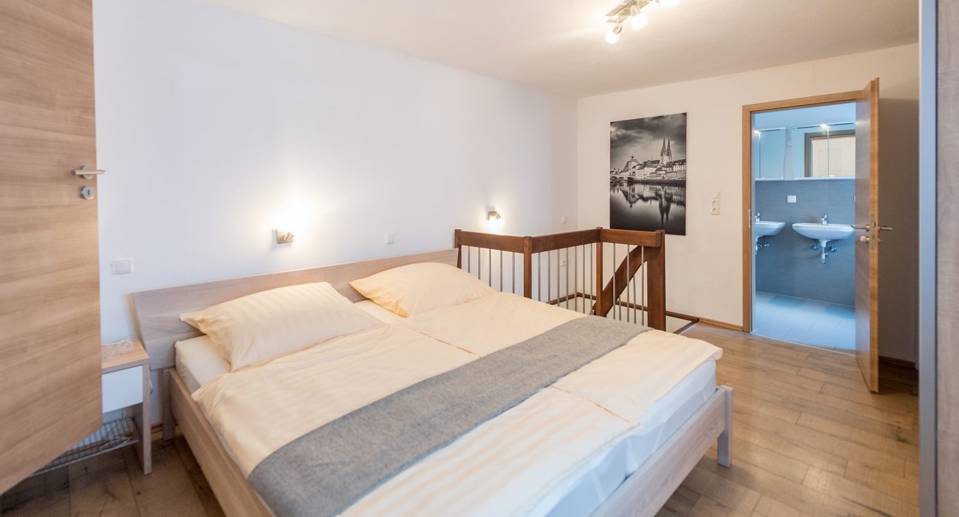 Schlafzimmer mit Doppelbett, weitere Ansicht