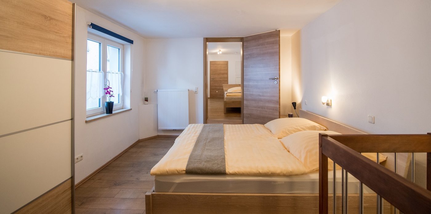 Schlafzimmer mit Doppelbett